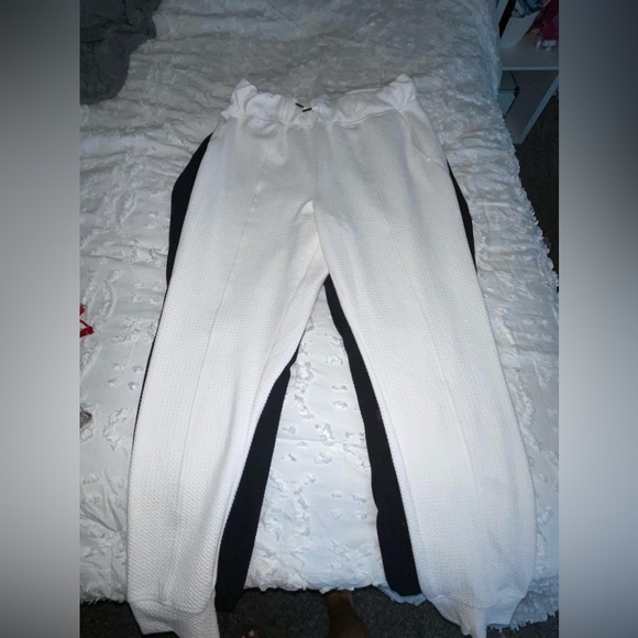 White set and black set - Picture 2 of 4